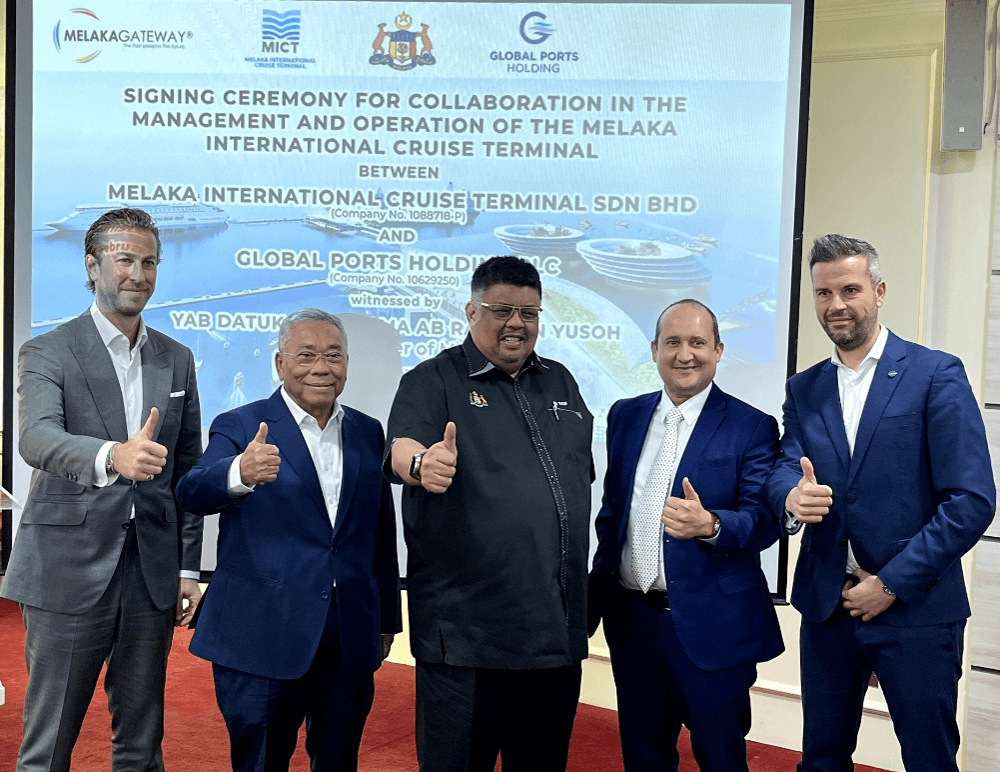 Melaka Chief Minister YAB Datuk Seri Ab Rauf Yusoh (center), with KAJD Executive Chairman Dato’ Dr. Daing A Malek Bin Daing A Rahaman (left) and Global Ports Holding (GPH) Chief Operating Officer, Mr. Stephen Xuereb (right) at the signing ceremony